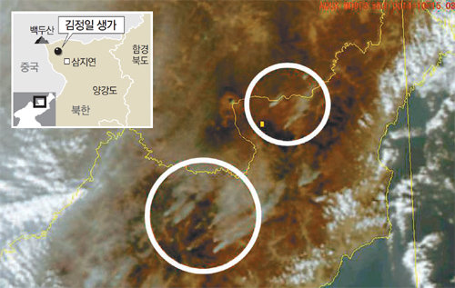 15일 위성이 찍은 산불 15일 북한 양강도 지역을 촬영한 위성사진. 백두산 인근 지역(위쪽 원 안)뿐만 아니라 양강도 다른 지역에서도(아래 원 안) 산불로 인한 연기가 피어오르고 있다. 기상청 국가기상위성센터 제공