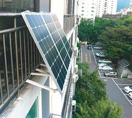 서울의 한 아파트 발코니에 설치된 미니 태양광발전기. 서울시는 2018년까지 미니 태양광발전기 4만 대를 가정에 보급한다는 목표를 세웠지만 시행 초기부터 난항을 겪고 있다. 서울시 제공