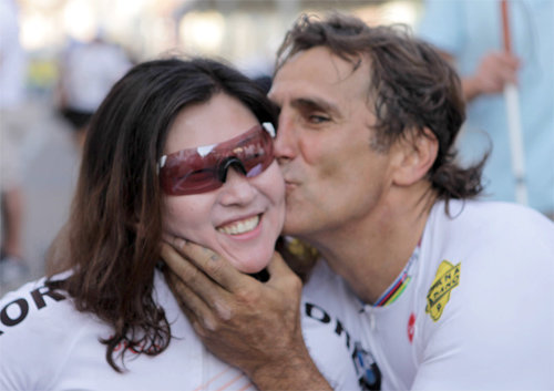 핸드사이클 대표 이승미(왼쪽)가 7월 세계선수권대회에서 완주한 뒤 이탈리아 대표 알렉스 차나르디에게 축하 키스를 받고 있다. 포뮬러원(F1) 레이서였던 차나르디는 2001년 사고를 당한 뒤 핸드사이클 선수로 변신해 세계 정상에 올랐다. 대한장애인체육회 제공