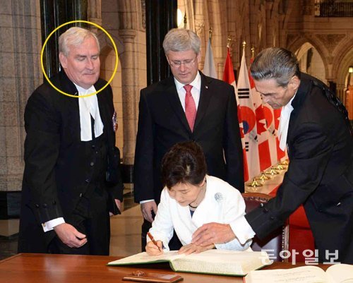 케빈 비커스 경위(점선 안)가 지난달 22일 캐나다 의회를 방문한 박근혜 대통령이 방명록에 서명하는 모습을 지켜보고 있다. 동아일보DB