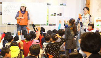 17일 광주 동구 대인예술시장 웰컴센터에서 ‘품앗이 관광’에 나선 대구지역 어린이들이 전라도 사투리를 배우고 있다. 광주문화재단 제공