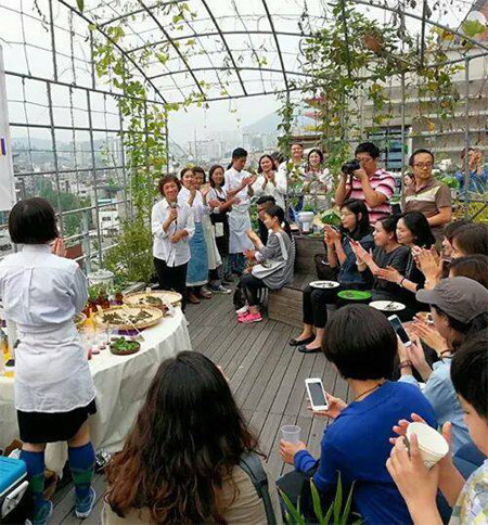 시티 파머들은 신선하고 안전한 농산물을 먹기 위해 직접 채소를 기른다. 올해 9월 서울 마포구 월드컵북로2길의 한 건물 옥상에
 조성된 ‘다리텃밭’에서 시티 파머들이 ‘가을 텃밭의 재발견’을 주제로 한 행사를 열었다. 이 행사에서는 인근의 레스토랑 셰프들이
 ‘다리텃밭’에서 기른 호박과 우엉, 당근, 고구마로 만든 요리를 내왔다. 다리텃밭 제공