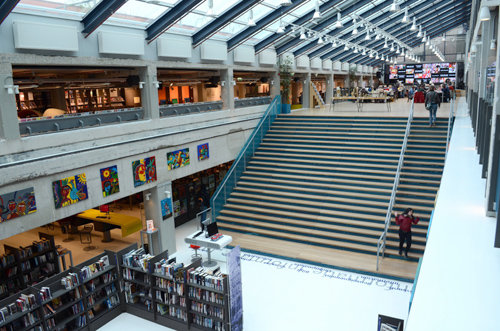 네덜란드 델프트 시의 ‘디오케이 중앙도서관’ 아트리움 라운지와 무대형 계단. 사람의무늬 제공