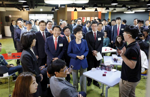10월 10일 열린 대전 창조경제혁신센터 출범식에서 박근혜 대통령과 SK그룹 관계자들이 창업을 준비하는 청년들과 함께 창의적 문제해결 방법에 대한 이야기를 나누고 있다. SK그룹 제공