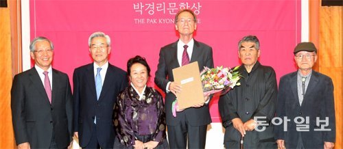 25일 강원 원주시 토지문화관에서 열린 제4회 박경리문학상 시상식에서 참석자들이 기념촬영을 하고 있다. 왼쪽부터 최맹호 동아일보 대표이사 부사장, 정창영 삼성언론재단 이사장, 김영주 토지문화재단 이사장, 수상자인 베른하르트 슐링크 씨, 김지하 시인, 오탁번 박경리문학상 심사위원장. 원주=장승윤 기자 tomato99@donga.com