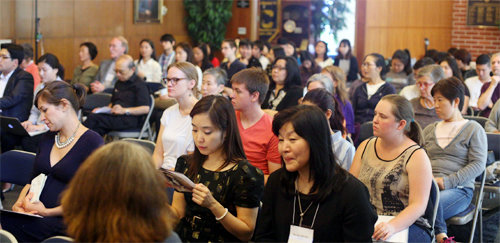 24일(현지 시간) 미국 버클리 캘리포니아대 동창회관에서 열린 ‘신경숙과 한국 문학’ 국제 심포지엄에서 신경숙 작가가 그의 팬들과 함께 심포지엄 주제 발표를 듣고 있다. 신 작가는 이날 4시간 넘게 심포지엄을 들은 뒤 버클리 캘리포니아대 한국학센터장과 대담을 했다. 버클리 캘리포니아대 제공