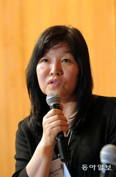 24일 미국 버클리 캘리포니아대에서 열린 심포지엄에서 신경숙 작가가 소감을 밝히고 있다.