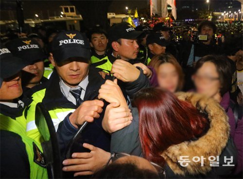 광화문선… 다시 격해진 시위 청와대로 행진하려던 시위대가 경찰에 가로막히자 25일 서울 종로구 정부서울청사 인근에서 항의하며 몸싸움을 벌이고 있다. 원대연 기자 yeon72@donga.com