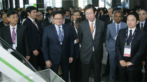 27일 제주 서귀포시 국제컨벤션센터(ICC)에서 개막한 제20차 아태 전력산업회의에서 원희룡 제주도지사(오른쪽)와 조환익 한국전력 사장(앞줄 오른쪽에서 두 번째) 등 참가자들이 전시장을 둘러보고 있다. 한국전력 제공
