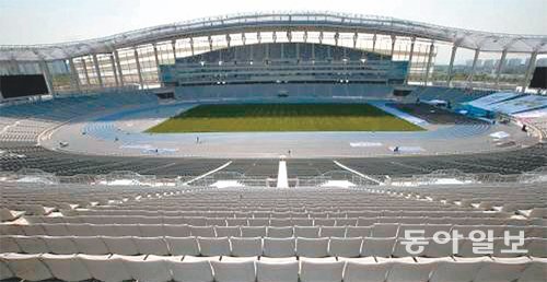 인천시가 아시아경기를 치르기 위해 4672억 원을 들여 서구에 지은 주경기장. 인천시는 이 경기장에 대규모 상업시설을 유치해 임대수익을 거둘 방안을 검토하고 있다. 동아일보DB