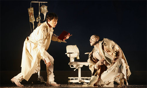연극 ‘프랑켄슈타인’에서 자신이 창조한 피조물과 대화를 나누고 있는 천재 과학자 프랑켄슈타인(왼쪽). 연극열전 제공
