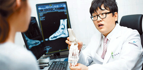 박의현 연세건우병원(구 연세견우병원) 원장이 발바닥 뼈 모형을 들고 환자에게 갈매기골절술에 대해 설명하고 있다. 연세건우병원(구 연세견우병원) 제공