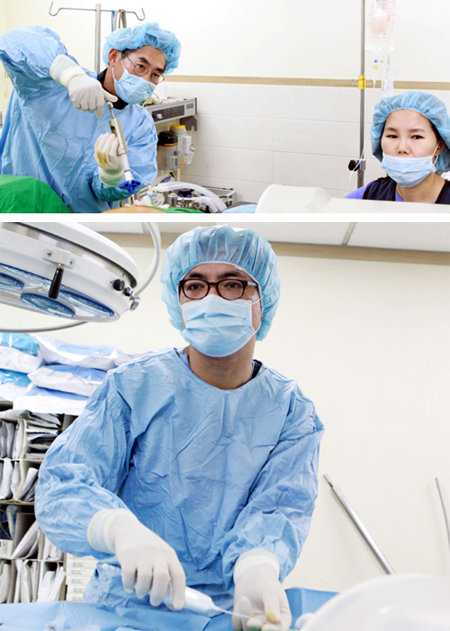 제일정형외과병원 신규철 병원장(왼쪽)이 척추압박골절 환자에게 골시멘트를 주입하고 있다(위쪽 사진). 오른쪽은 대표적인 비수술 치료인 척추신경 성형술 모습. 제일정형외과병원 제공