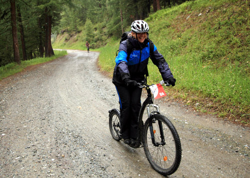알프스산악에서 즐기는 킥바이크. 페달과 안장이 없는 자전거다.