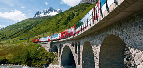 글래시어 익스프레스(빙하특급) 열차가 호스펜탈 계곡을 지나고 있다. 스위스정부관광청 제공(크리스토프 손더레거 촬영)
