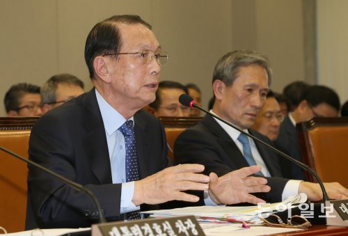 답변하는 김기춘 비서실장
김기춘 청와대 비서실장이 28일 오후 국회운영위원회의 대통령비서실 국가안보실 대통령 경호실에 대한 국정감사에서 세월호 사고 당시 박근혜 대통령의 7시간의 행적을 밝히라는 야당 의원들의 질의에 답하고 있다. 사진 동아DB