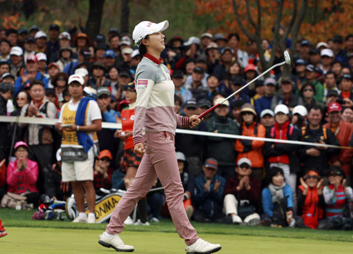 올 시즌 KLPGA 투어 상금왕을 일찌감치 확정한 김효주가 내년 미국과 한국 투어를 병행할 전망이다. 김효주가 26일 경기도 광주 남촌CC에서 막을 내린 KB금융스타챔피언십에서 시즌 5승을 달성한 뒤 기뻐하고 있다. 사진제공｜KLPGA