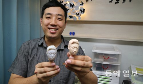 이슬범 씨가 3차원(3D) 프린터로 출력한 자신의 얼굴을 들어 보이며 환하게 웃고 있다. 그는 “3D 프린터를 활용해 고객들에게 즐거움을 주는 다양한 공예품을 내놓을 것”이라고 말했다. 김경제 기자 kjk5873@donga.com