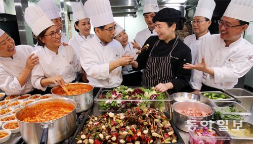 9월 ‘CJ푸드빌 상생 아카데미’ 5기 수료식에서 이탈리안 레스토랑 창업 과정 교육생들이 품평회를 준비하고 있다.