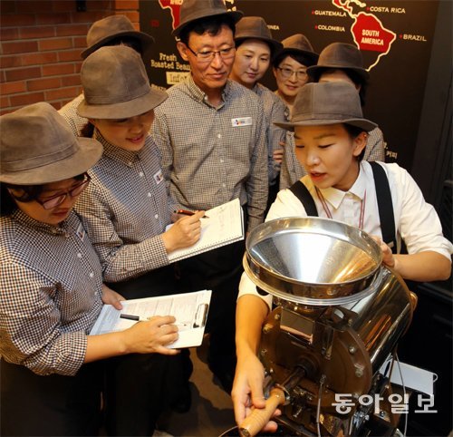 바리스타 과정 교육생들이 커피로스터 사용법을 배우고 있다.