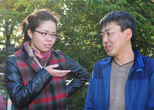 안나 기가이 씨(왼쪽)와 빅토르 최 씨가 28일 서울 남산에서 이야기를 나누고 있다. 재외동포재단 제공