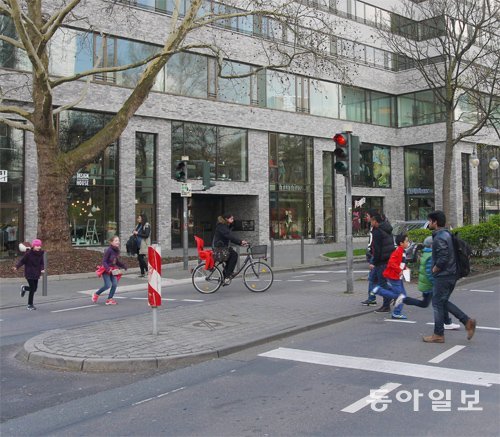 독일 프랑크푸르트 시내 립프라우엔 학교 앞 횡단보도에는 아이들이 더 안전하게 도로를 건널 수 있도록 도로를 대폭 잠식한 교통섬이 설치돼 있다. 프랑크푸르트=주애진 기자 jaj@donga.com