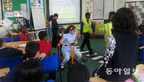 영국 런던 세인트존스뱁티스트 초등학교 2층 로언 반에서 아이들이 ‘싱크(THINK)’ 캠페인을 통해 교통안전을 배우고 있다. 아이들은 교실에서 횡단보도를 건너는 연습을 한 뒤 야외에 나가 실습 교육을 받았다. 런던=김성모 기자 mo@donga.com