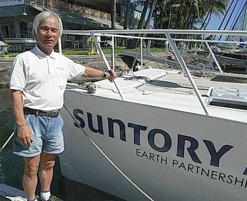 2008년 70세의 나이에도 산토리 머메이드 호를 몰고 도쿄∼하와이 레이스에 참가한 호리에 씨. 그는 두 번의 무기항 요트 세계일주 기록을 세우고도 항해를 멈추지 않았다. 호리에 씨 홈페이지 캡처