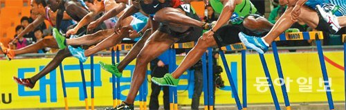 2012년 런던 올림픽 400m 허들의 영국 대표 다이 그린은 7년간 뼈를 깎는 고통을 견디며 훈련해 금메달의 가능성이 높았지만 결선에서 4위에 그쳐 메달을 놓쳤다. 스포츠계의 극단적 경쟁은 패배자에겐 좌절감을, 승리자에겐 허무함을 안겨주고 있을 뿐이라는 게 저자의 주장이다. 동아일보DB