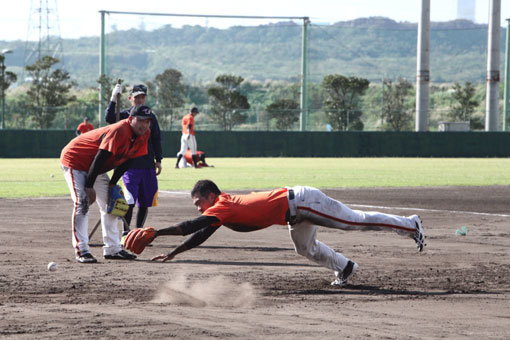 2일 김성근 신임 감독이 이끌고 있는 한화의 오키나와 마무리 훈련에서 머리를 짧게 자른 주전 2루수 정근우가 몸을 날리며 펑고를 받고 있다. 사진제공｜한화 이글스