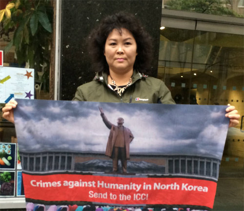 채널A ‘이제 만나러 갑니다’ 출연진 이순실 씨가 1일 미국 뉴욕 맨해튼 유엔본부 인근 북한대표부 앞에서 북한인권결의안 지지 1인 시위를 벌이고 있다. 이순실 씨 제공