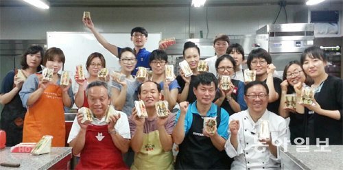 대전에서 처음 열린 장애인 커피숍 창업교육에 참여한 대전지역 청각장애인들. 열의와 집중력으로 커피숍창업의 가능성을 보였다는 평가를 받고 있다. 지명훈 기자 mhjee@donga.com