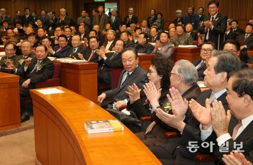 본지에 연재된 권노갑 전 의원 자서전 "순명" 출판 기념회가 3일 오후 국회 헌정기념관에서 열리고 있다. 왼쪽부터 권노갑, 부인, 이어령, 김무성, 문희상. 변영욱 동아일보 기자 cut@donga.com