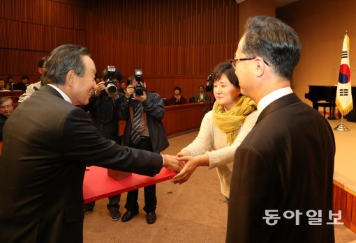 본지에 연재된 권노갑 전 의원 자서전 "순명" 출판 기념회가 3일 오후 국회 헌정기념관에서 열리고 있다. 본사 조수진 차장과 김창혁 전문기자가 선물 증정식을 하고 있다. 변영욱 동아일보 기자 cut@donga.com