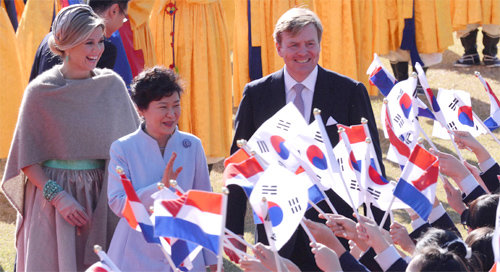 어린이들 국기 흔들며 환영 국빈 방한 중인 빌럼 알렉산더르 네덜란드 국왕(오른쪽)과 막시마 왕비(왼쪽)가 3일 청와대에서 열린 공식 환영식에서 박근혜 대통령과 함께 어린이들의 환영을 받고 있다. 청와대사진기자단