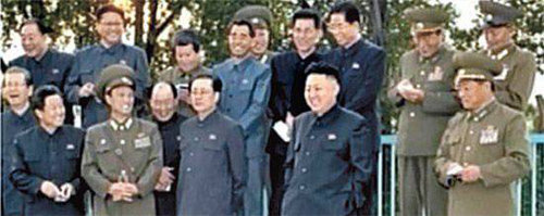 김정은 암살 시도가 있었던 2012년 11월 3일의 모습. 김정은을 따라 모두가 웃는 가운데서도 장성택(김정은 왼쪽)만 무거운 표정으로 뒷짐을 진 채 정면을 응시하고 있다. 조선중앙TV 캡처