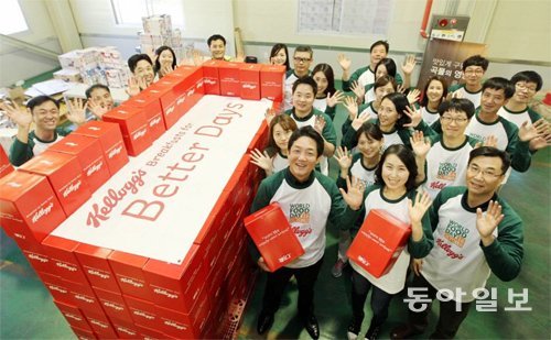 켈로그코리아 한종갑 대표(앞줄 왼쪽)와 임직원들이 2014 세계 식량의 날을 맞아 제품 기부 및 봉사활동을 진행했다.