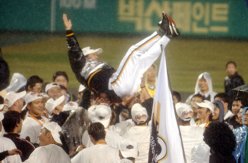 현대왕조를 이끌었던 김재박 감독이 2004년 한국시리즈에서 9차전까지 가는 혈전 끝에 우승을 차지하고 선수들에게 헹가래를 받고 있다. 스포츠동아DB