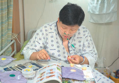 김현석 씨가 병동에서 클레이 점토 작업에 집중하고있다. 가톨릭관동대 국제성모병원 제공