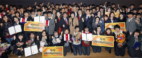 4일 중소기업청과 SK플래닛이 경기 성남시 SK플래닛 수펙스홀에서 개최한 ‘스마틴 앱 챌린저’ 시상식에서 수상자들이 기념촬영을 했다. 425개 팀이 참가한 올해 대회에서는 총 20개 팀이 상을 받았다. SK플래닛 제공
