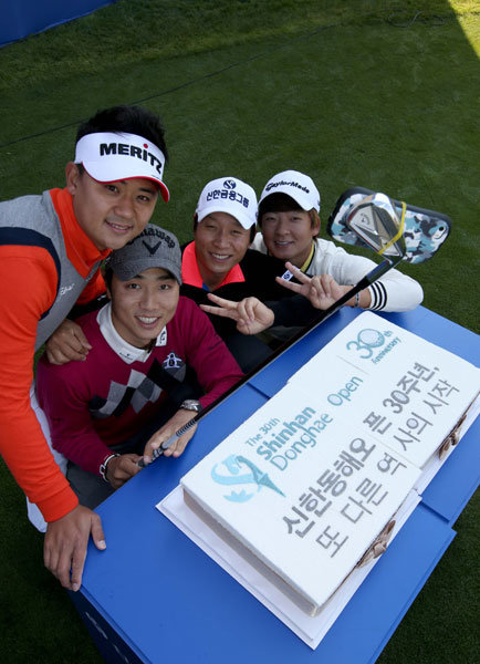 박상현, 배상문, 김경태, 김승혁(왼쪽부터)이 인천 송도 잭니클라우스 골프장에서 펼쳐지는 제30회 신한동해오픈 개막을 하루 앞둔 5일 대회 30주년을 기념하는 떡 케이크 앞에서 기념촬영을 하고 있다. 사진제공｜신한금융그룹