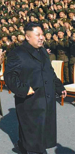 20일만에 지팡이 없이 등장한 김정은 발목 수술을 받은 북한 김정은 노동당 제1비서가 3, 4일 
평양에서 열린 ‘인민군 제3차 대대장·대대정치지도원 대회’에 지팡이 없이 참석한 모습을 노동신문이 5일 보도했다. 김정은이 지팡이
 없이 공식 석상에 나선 것은 지난달 14일 이후 20일 만이다. 사진 출처 노동신문