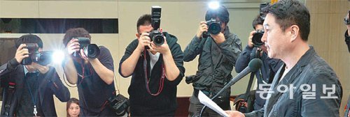 지난달 13일 다음카카오 이석우 대표는 ‘사이버 사찰’ 논란과 관련해 “감청영장에 응하지 않겠다”는 입장을 밝혀 법질서를 혼란시켰다는 논란을 불러일으켰다. 동아일보DB