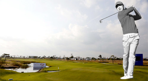 올 시즌 눈부신 성장세를 보여주고 있는 배상문은 6일 열리는 제30회 신한동해오픈에서 2연패에 도전한다. 배경 사진은 신한동해오픈이 열리는 인천 잭니클라우스GC 전경. 한국프로골프협회(KPGA)·민수용포토 제공