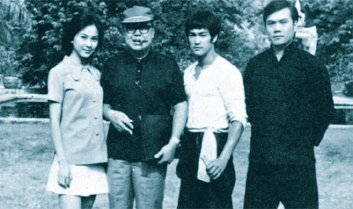 1971년 개봉한 ‘당산대형’ 촬영 당시 리샤오룽(오른쪽에서 두 번째)과 감독, 조연들이 찍은 사진. 그린비 제공
