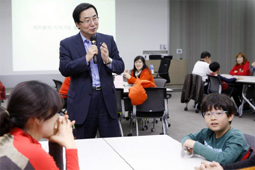 김병헌 LIG손해보험 사장(왼쪽에서 두 번째)이 ‘LIG가족 힐링캠프’에서 임직원 가족들과 함께 대화를 나누고 있다. LIG손해보험 제공