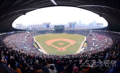 2014한국시리즈 잠실은 누구의 땅일까. 10일부터 펼쳐지는 한국시리즈 5∼7차전에선 삼성 덕아웃이 3루에, 넥센 덕아웃은 1루에 둥지를 튼다. 스포츠동아DB