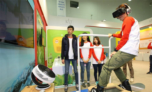 한국과학기술연구원(KIST)이 개발한 ‘체감형 스노보드 시스템’. 입체 안경을 쓰고 스노보드 위에 올라서면 실제로 눈 위에서 스노보드를 타고 달리는 느낌을 받는다. 한국과학창의재단 제공
