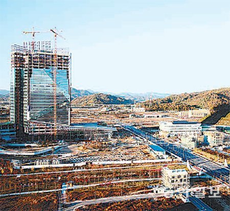 경북 김천시 농소면 일대에 조성하는 김천혁신도시에 공공기관 입주가 잇따라 활력이 넘친다. 가장 규모가 큰 한국전력기술 신사옥(왼쪽)은 내년 3월에 완공할 예정이다. 장영훈 기자 jang@donga.com