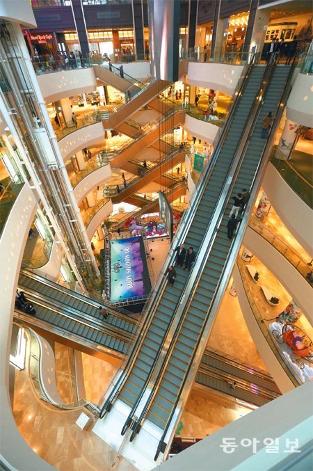 롯데월드몰 쇼핑몰의 최고 자랑거리인 ‘익스프레스 에스컬레이터’. 지상 1∼3층, 3∼5층 구간에 설치돼 고객들이 웅장한 규모의 쇼핑공간을 체험할 수 있다.